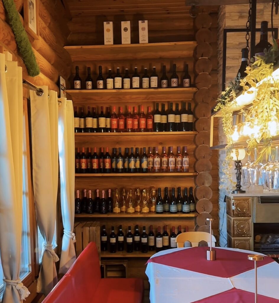 Weinschrank im Innenraum des Restaurants